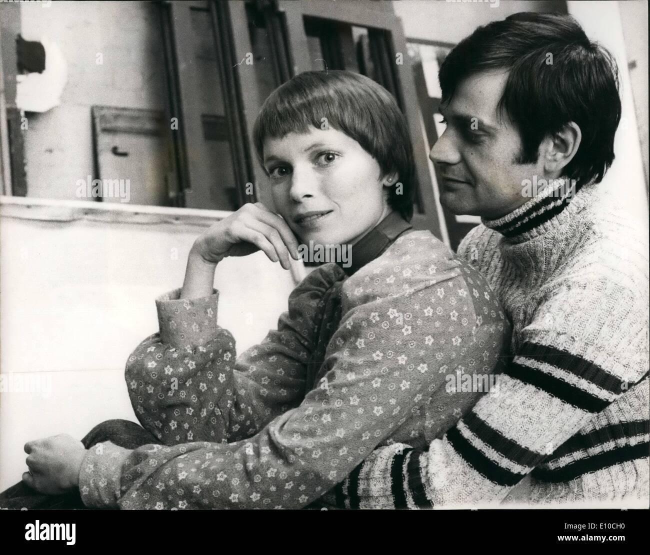 Apr. 04, 1972 - attrice Mia Farrow ammette che ella è ''terrorizzato' alla prospettiva del suo teatro ritorno. Lei ha fatto il suo marito, London Symphony Orchestra André Previn, promessa di stare lontano dalla serata di apertura quando si fa il suo stadio britannico al debutto al teatro universitario a Manchester il 2 maggio. " Ho un orrore di chiunque mi ammirare guardando me act. Mio marito è un orrore di chiunque mi ammirare guardando me act. Mio marito sarà venuta per vedere il gioco più tardi, ma ho fatto la sua promessa di non farmi sapere quando Foto Stock