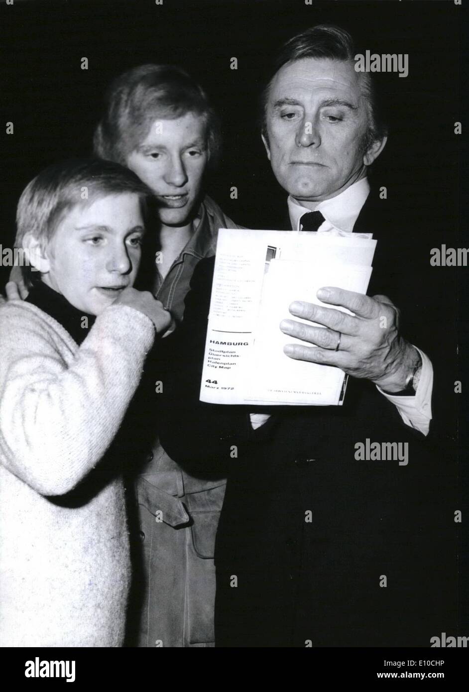 Apr. 04, 1972 - Hollywood-Star Kirk Douglas è la creazione di un filmato in Hamburg: una rapida visita Pietro e Eric (sinistra) stanno visitando il loro famoso padre, la stella di Hollywood Kirk Douglas. Egli è in piedi di fronte al filmcamera in Amburgo (Occidentale-germania). Il film chiamato ''un rispettabile uomo". La gioia di vedere il loro padre nuovamente, è stato davvero molto breve. I quattordici anni di Eric ha dovuto tornare a scuola di Boston/STATI UNITI D'AMERICA. Foto Stock