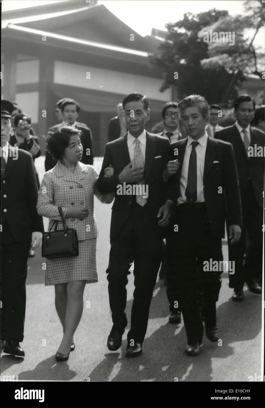 Apr. 04, 1972 - ''no rinuncia'' soldier archi al palazzo imperiale: ex-soldato giapponese shichi yokoi, che lui il nostro nella giungla di Guam, 28 anni, è stato autorizzato a immettere i giardini del palazzo imperiale di Tokyo e pagare i suoi rispetti per l'imperatore arcuando prima del palazzo. yokoi, il cui più grande desiderio era di eseguire questo agire prima che egli ha lasciato a casa sua a Nagoya, era emotivamente superare dopo pentita di palazzo--anche se egli non vedere l'imperatore, ed è stato sostenuto dal suo ospedale infermiere e un relativo come lui a sinistra il palazzo motivi Foto Stock