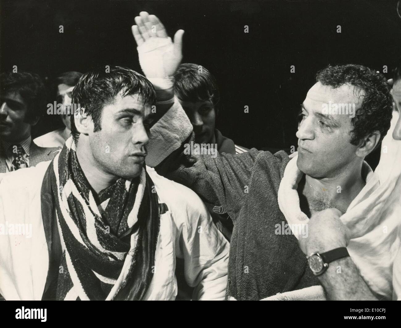 Jun 22, 1972 - Isere, Francia - boxer italiana SANDRO LOPOPOLO (R) dà una pacca sulla spalla a ROGER MENETREY dopo Menetrey sconfitto Lopopolo per il campionato Welterweight cinghia al Palazzo dello Sport. Foto Stock