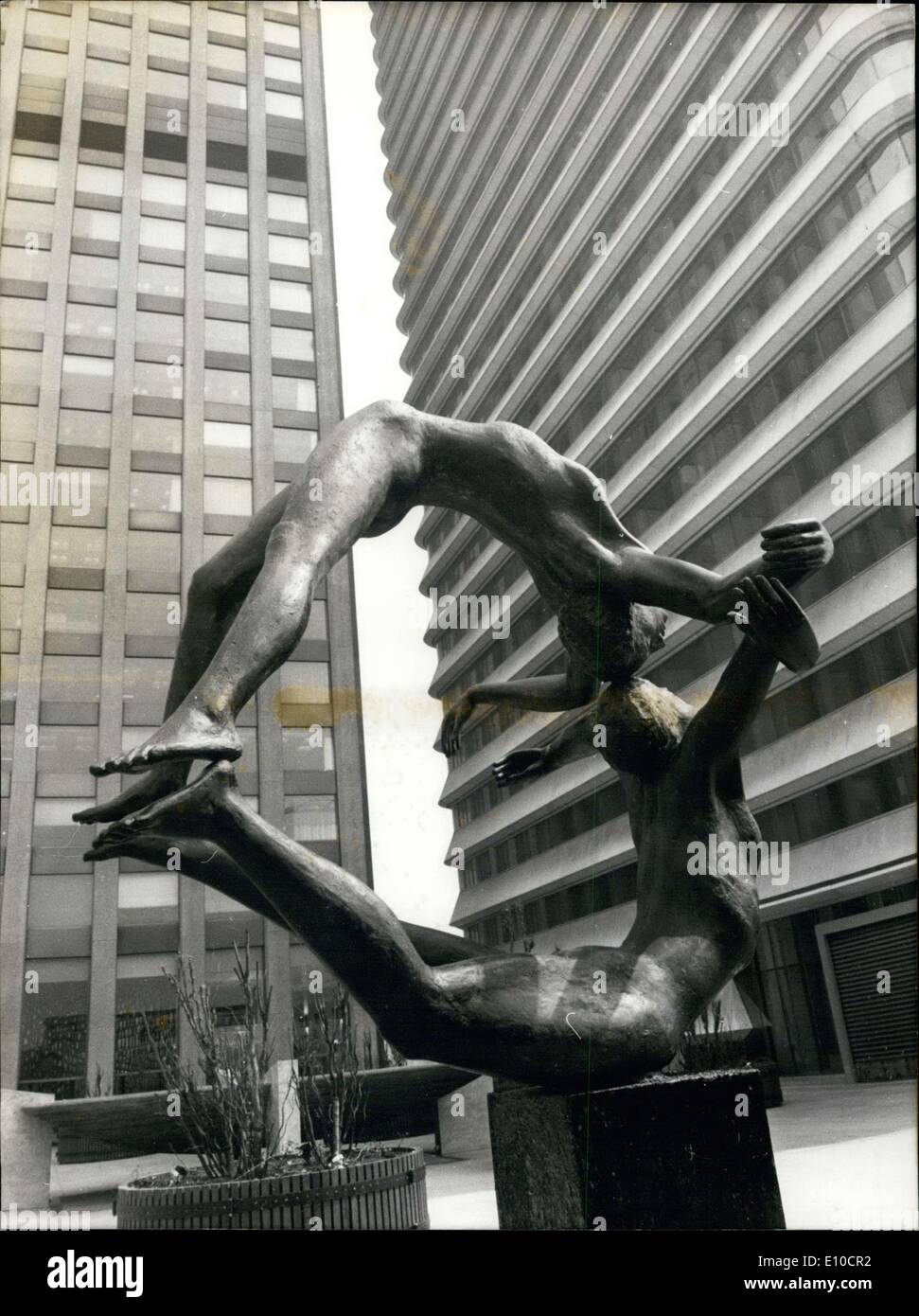 Giugno 25, 1972 - Scultura dal francese Louis Bebre intitolato " La Terre'' di Tokyo Foto Stock