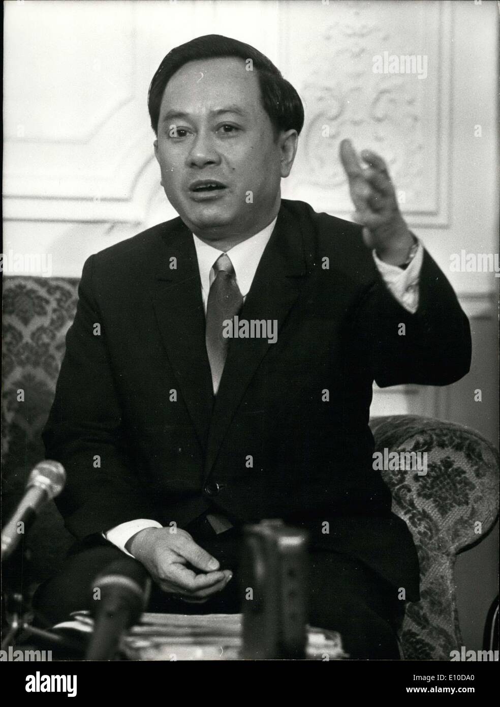 Apr. 14, 1972 - Ly Van Sau, il boccaglio del provvisorio governo rivoluzionario del Sud Vietnam, tiene una conferenza stampa Foto Stock