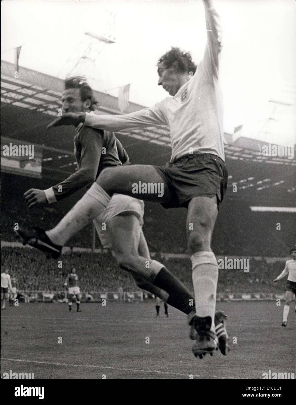 Apr. 30, 1972 - Germania Ovest Beat Inghilterra 3-1 a Wembley prima gamba Campionati  Europei Quarti di finale. Mostra fotografica di George Schwarzenbeck della  Germania Ovest passa per la palla con Martin