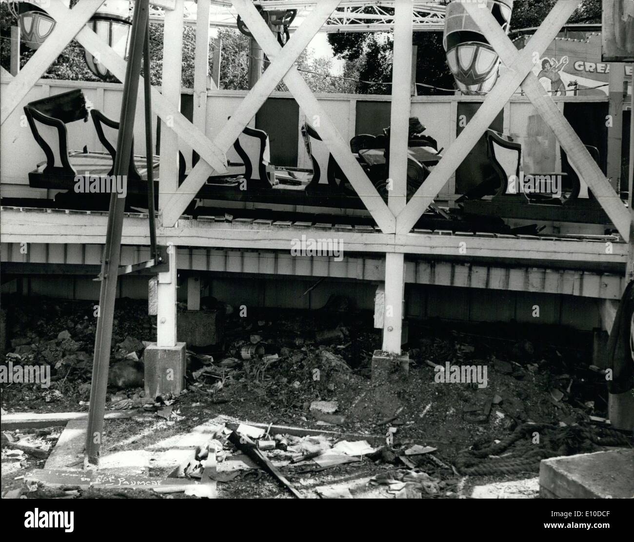 Maggio 05, 1972 - Fie uccisi in big dipper crash.: cinque persone - tre di loro sono bambini, sono stati uccisi questo pomeriggio a Battersea Fun Fair! Quando uno dei treni sulla Big Dipper si è schiantato off the rails. La foto mostra il carrello distrutto e detriti, dopo questo pomeriggio di incidente a Battersea Fun Fair. Foto Stock