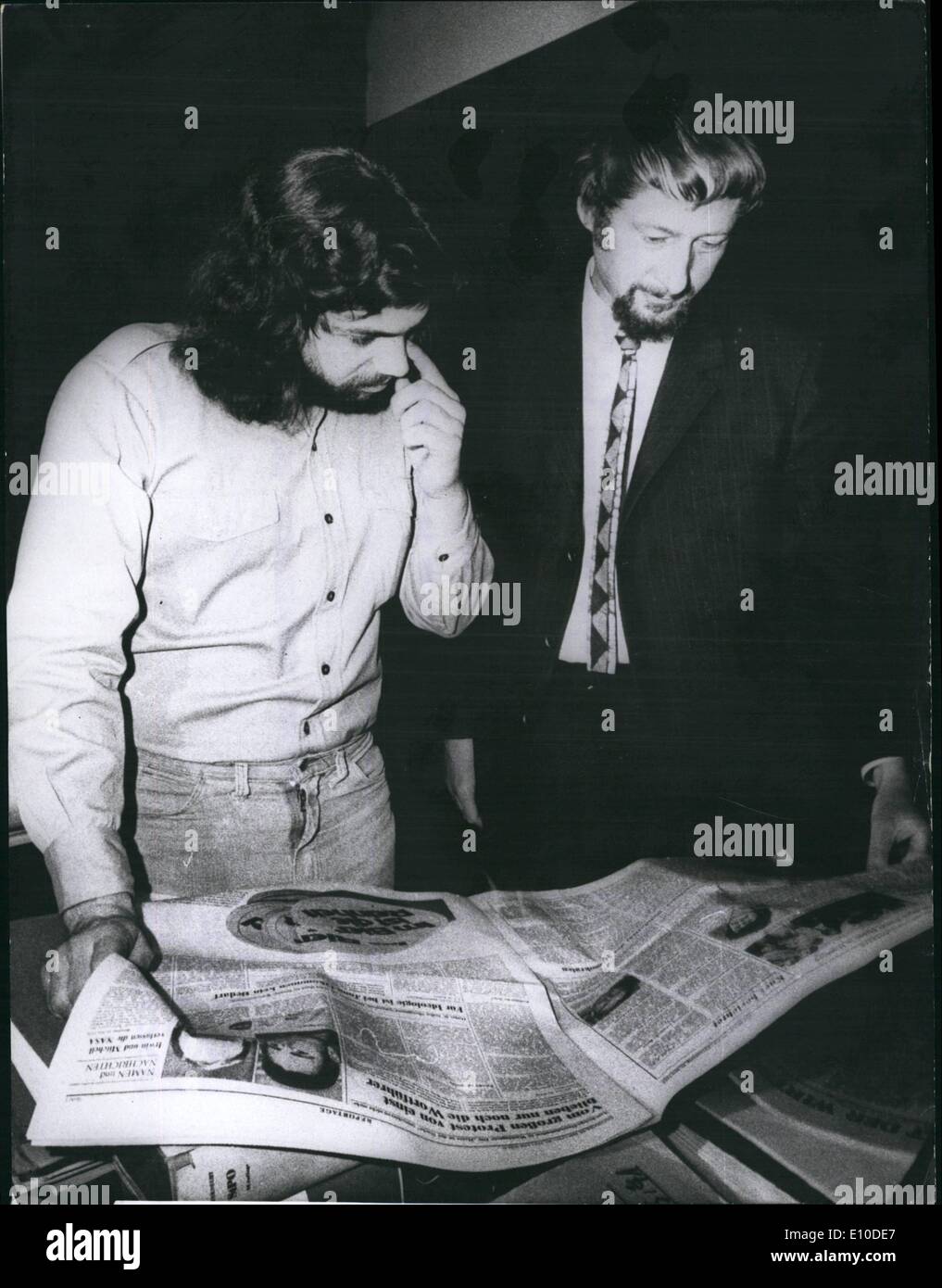 Lug. 07, 1972 - Werner Hoppe condannato a dieci anni di carcere: 23-anno-vecchio Werner Hoppe (sinistra), un ex membro della ''Baader-Meinhof-group", è stato condannato oggi in Amburgo a dieci anni di carcere a causa del tentativo di omicidio. Un anno fa egli è stato arrestato in Amburgo. Egli complice Petra Schelm è stato girato prima della cattura. Mostra fotografica. Werner Hoppe con il suo avvocato Heinrich Hannover (Heinrich Hannover) studiando i quotidiani. Heinrich Hannover è anche l'avvocato di Ulrike Meinhof. Foto Stock