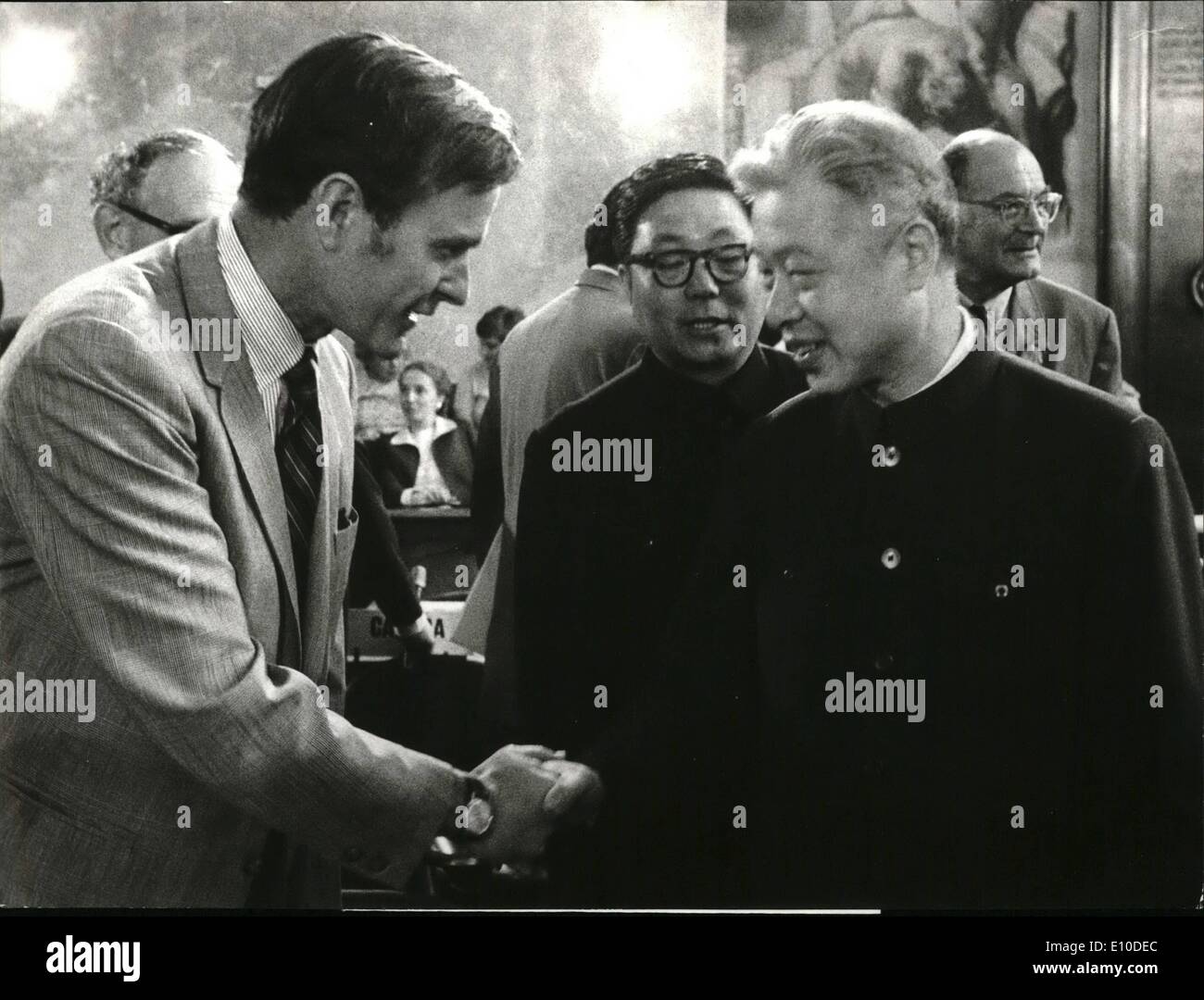 Lug. 07, 1972 - Handshake American-Chinese a Ginevra: in occasione di una sessione del consiglio economico e sociale delle Nazioni Unite a Ginevra i delegati degli Stati Uniti, Bernhard Zagorin, e della Repubblica popolare di Cina, Wang Junsheng ha incontrato e ha scosso le mani e un sorriso per la stampa-fotografie presenti. Foto Stock