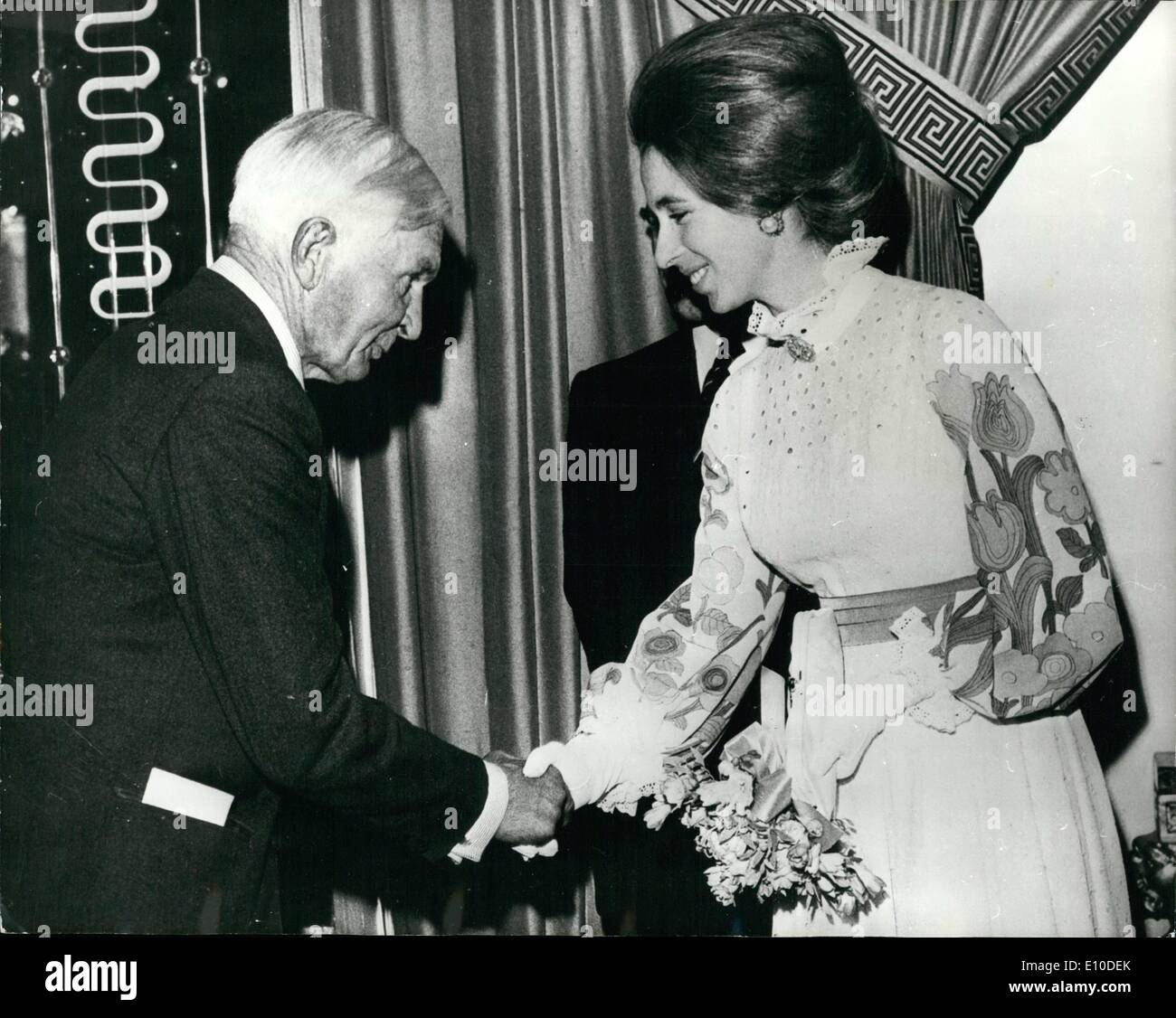 Lug. 07, 1972 - Princess Anne incontra il titolare di VC e Bar: Princess Anne, ospite d'onore di ieri sera cena reunion della Victoria Cross e George Cross Association presso il Cafe Royal, Londra, incontra il capitano Charles Upham, una nuova Zelanda Allevatore ovino e JP chi è il titolare del VC (1941) e la barra a VC (1943). Ha ricevuto il suo Awards per il servizio durante la Seconda Guerra Mondiale quando egli è stato anche menzionato nelle spedizioni. Foto Stock