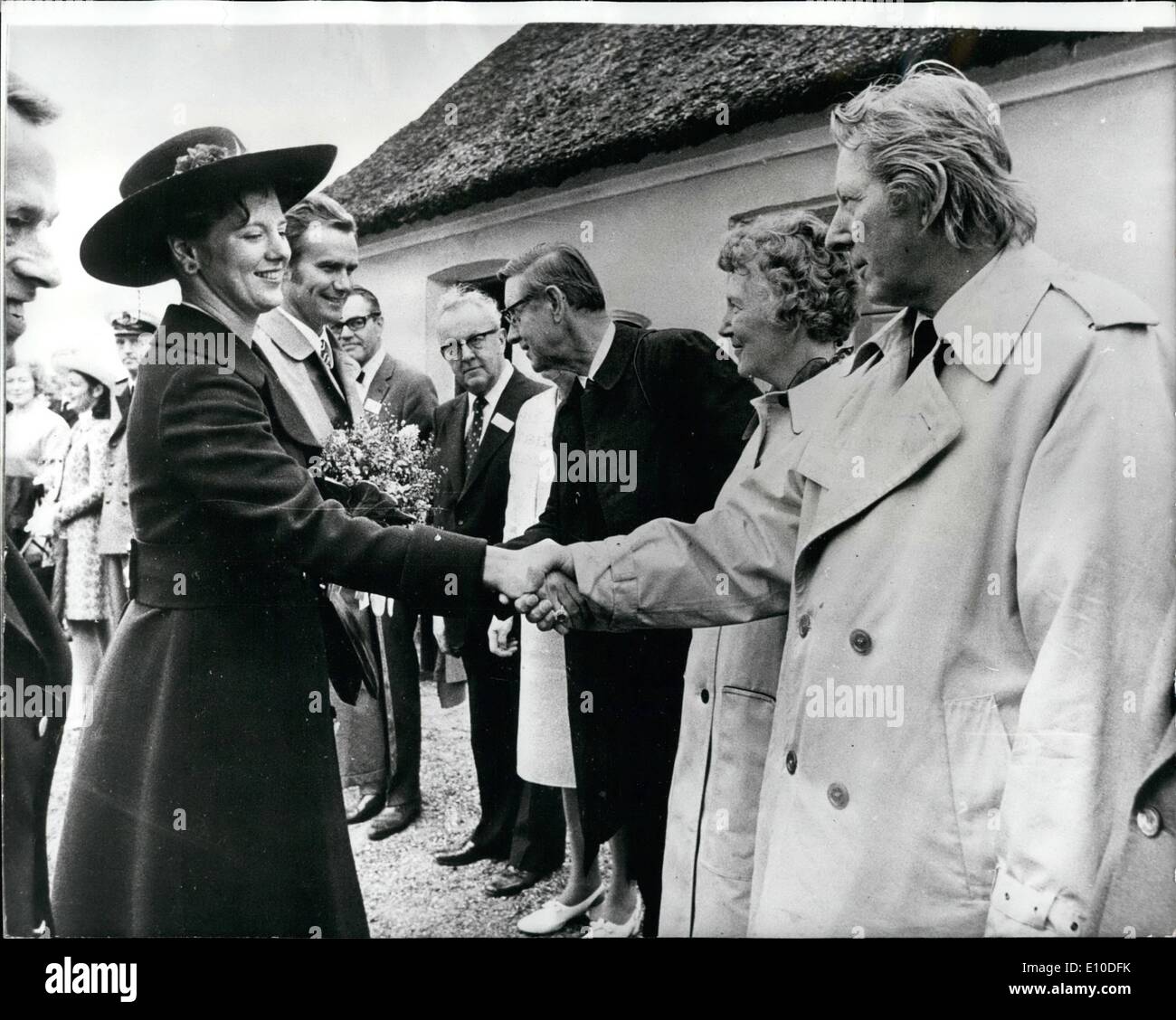 Lug. 07, 1972 - Indipendenza Americana ha celebrato in Jutland.: Dal 1912, l'American Independence Day è stato celebrato nelle colline a Reb~~~, in Jutland, durante il quale tempo molti Americani famosi, tra cui Richard Nixen, hanno tenuto discorsi vi. Quest'anno, il discorso principale è stato realizzato da Danny Kaye, il famoso intrattenitore, noto per la sua predilezione per i bambini e l'umanità. Regina Margarethe e il Principe Henrik di Danimarca ha partecipato alla celebrazione. La foto mostra la Regina Margarethe e Principe Henrik visto saluto Danny Kaye, (destra), presso le celebrazioni del giorno dell'indipendenza a Rebild, Jutland. Foto Stock