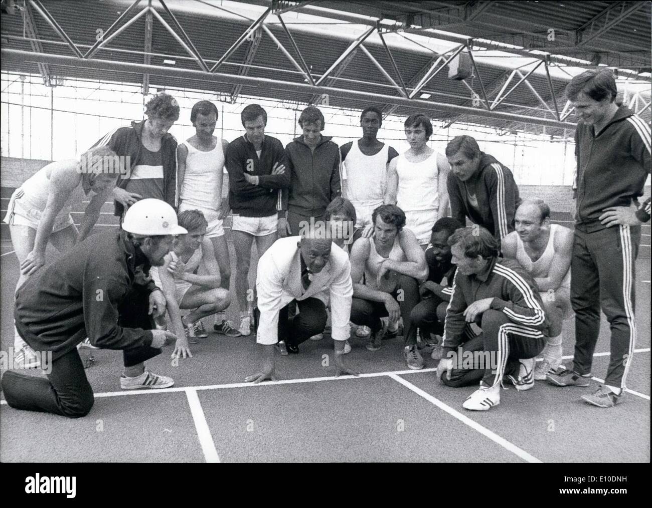 Maggio 05, 1972 - Jesse Owens, quattro volte vincitore della medaglia d'oro olimpica visite Monaco di Baviera: Jesse Owens, visto qui la dimostrazione di un inizio perfetto per i giovani sportivi tedeschi, è venuto a Monaco di Baviera per essere il protagonista di alcuni spot pubblicitari di una ditta americana, che stanno per essere sparato al sito olimpico. Questa è ovviamente una buona chance per il 58 enne Jesse Owens, che ha vinto 4 medaglie d'oro ai Giochi Olimpici di Berlino 1936, ad avere uno sguardo intorno al sito olimpico qui a Monaco di Baviera. Foto Stock