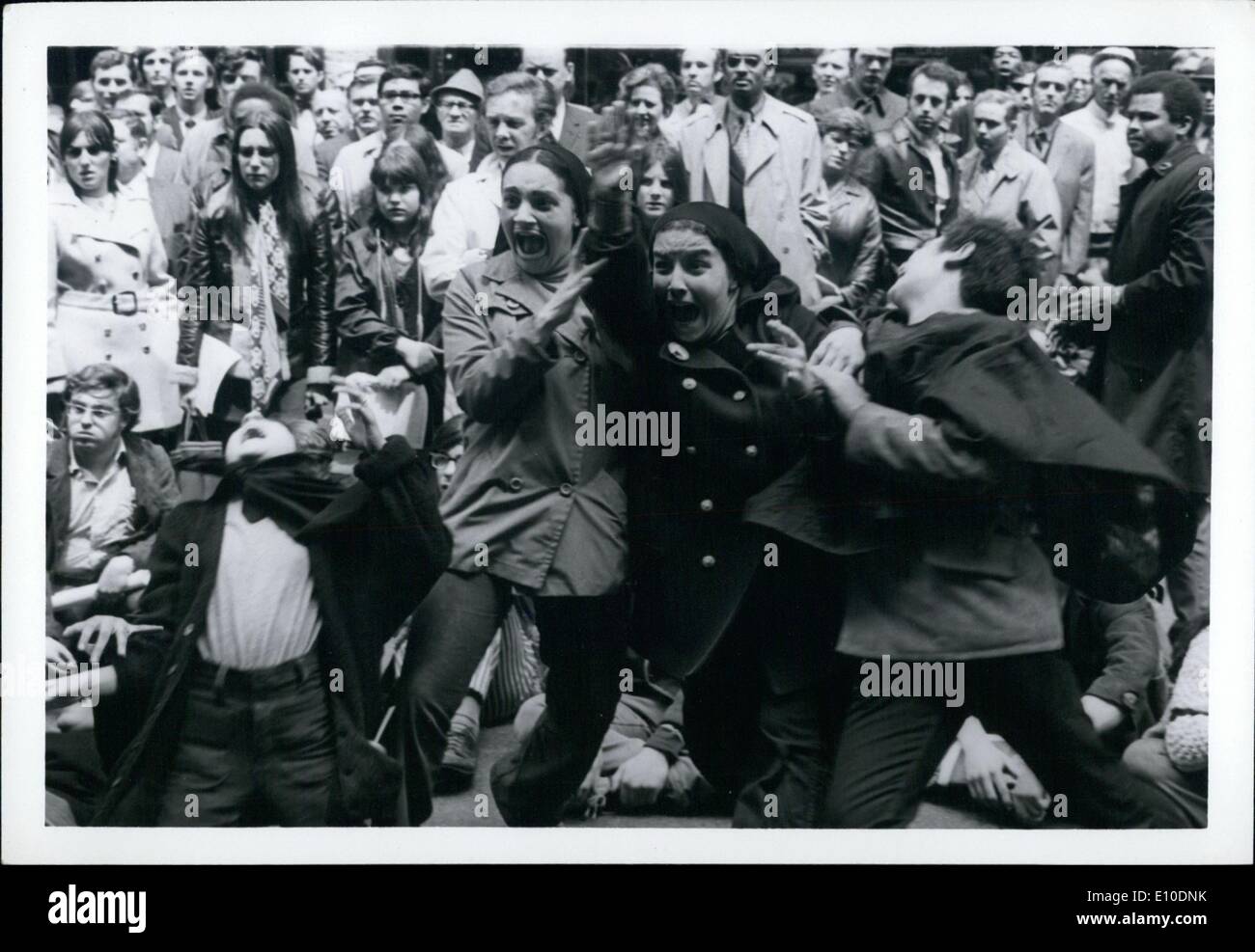 Maggio 05, 1972 - studenti dalla scuola di arti dello spettacolo di teatro di strada e di guerra muder di Kent State gli studenti a Dorchester. Foto Stock