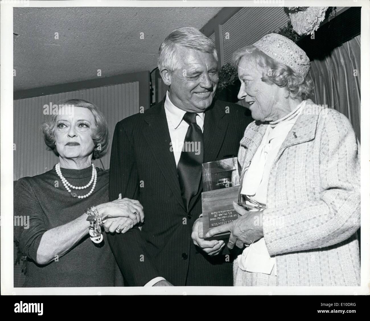 05 maggio 1972 - La terza edizione del cappello di paglia Awards per il ''Best'' durante il 1971 Estate stagione teatrale: da L a R: Bette Davis - Foto Stock