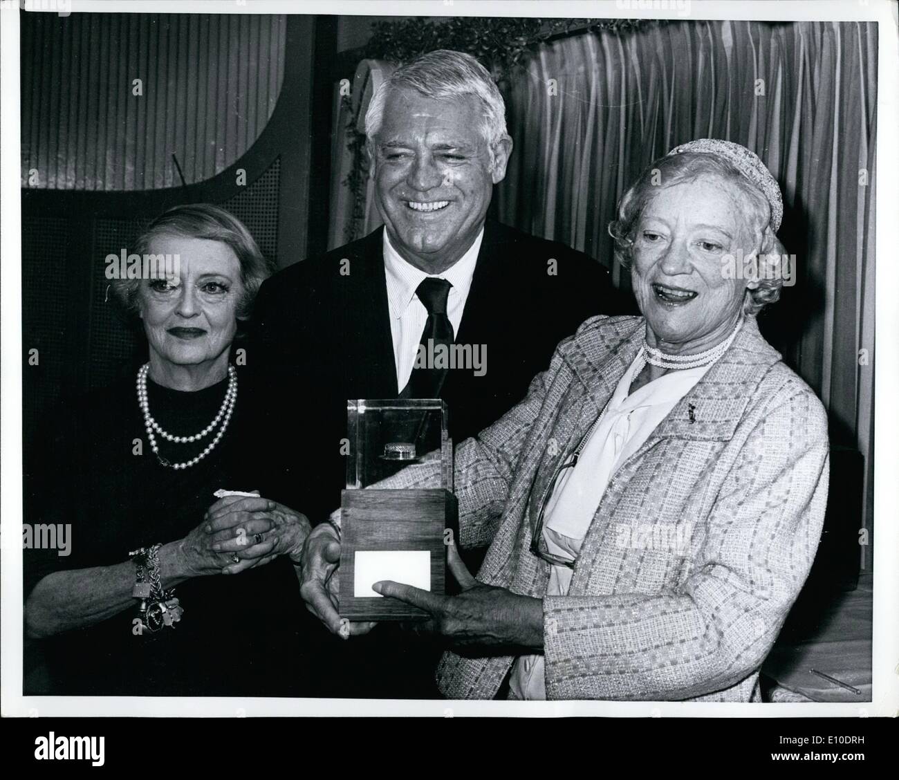 05 maggio 1972 - La terza edizione del cappello di paglia Awards per il ''Bests'' durante il 1971 estate stagione teatrale: da L a R: Bette Davis - Cary Grant - Peggy legno (vincitore della ''Speciale Achievement Award). New Yok, 16 maggio 1972. Foto Stock