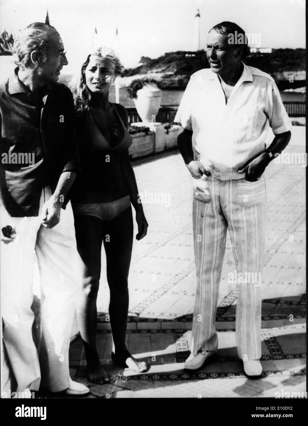 Il cantante Frank Sinatra chat con gli amici Foto Stock