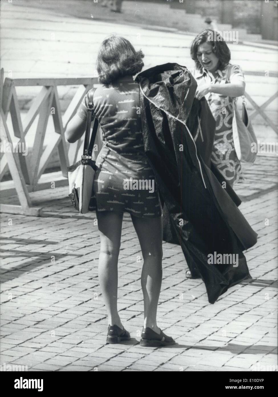 Agosto 00, 1972 - Il Vaticano ammessi immodestly vestito alle persone di accedere alla Basilica di San Pietro, ma solo se essi hanno convenuto di usura in bianco e nero impermeabili in plastica rilasciato da a tendandts. La mossa, in effetti, si è concluso un divieto imposto un anno fa su uomini e donne che indossano tute di scarso. A mezzogiorno il Vaticano fonti ha detto circa 500 persone, la maggior parte dei quali sono donne, aveva messo in tute impermeabili per visitare il più grande del mondo la Chiesa cattolica. Persona in prestito il soprabito impermeabile erano saked a donare denaro per la conservazione e la manutenzione di San Pietro. La donazione è di circa 25 centesimi Foto Stock