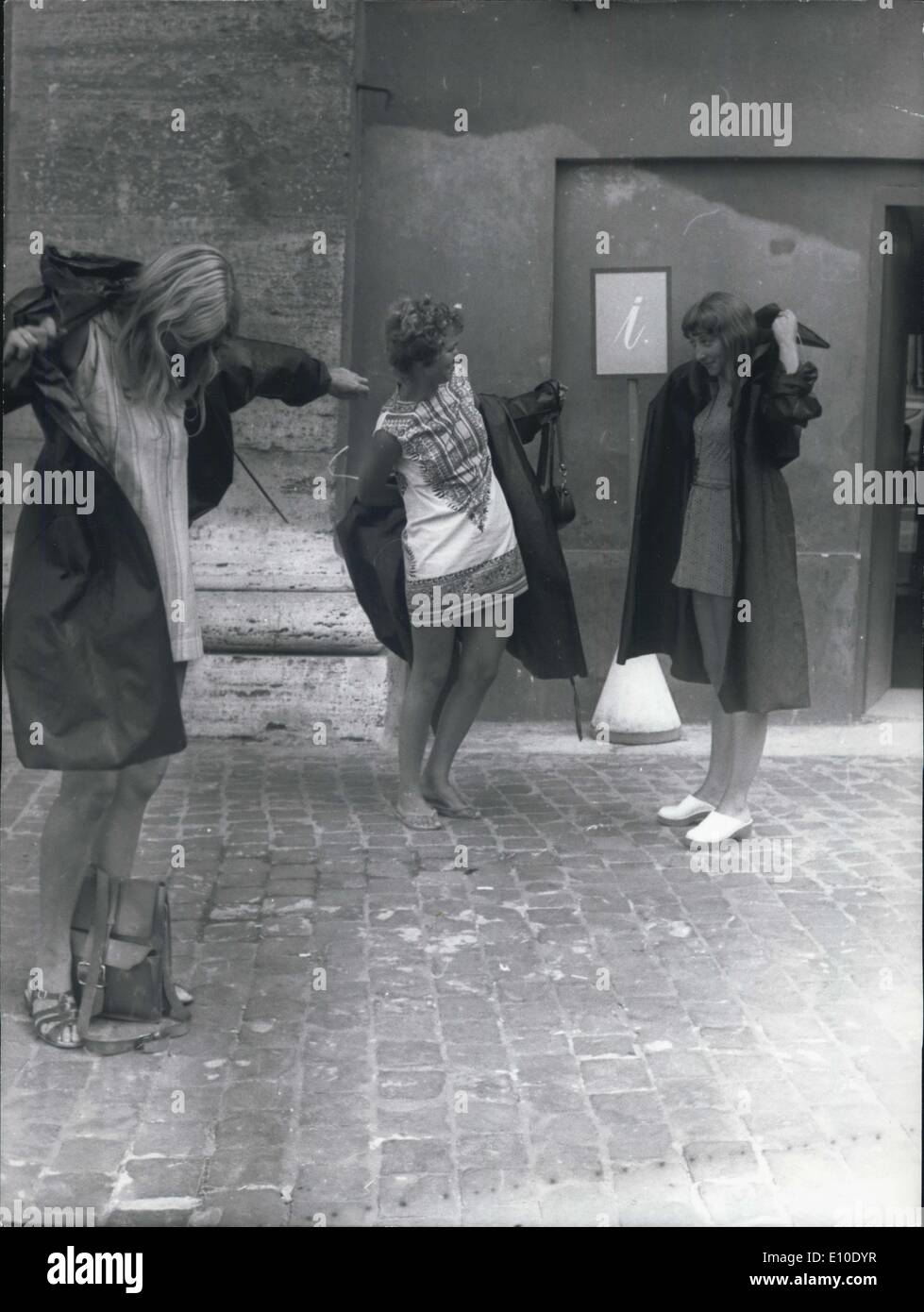 Agosto 00, 1972 - Il Vaticano ammessi immodestly vestito alle persone di accedere alla Basilica di San Pietro, ma solo se essi hanno convenuto di usura in bianco e nero impermeabili in plastica rilasciato da a tendandts. La mossa, in effetti, si è concluso un divieto imposto un anno fa su uomini e donne che indossano tute di scarso. A mezzogiorno il Vaticano fonti ha detto circa 500 persone, la maggior parte dei quali sono donne, aveva messo in tute impermeabili per visitare il più grande del mondo la Chiesa cattolica. Persona in prestito il soprabito impermeabile erano saked a donare denaro per la conservazione e la manutenzione di San Pietro. La donazione è di circa 25 centesimi Foto Stock