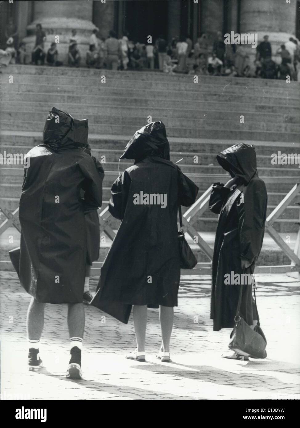 Agosto 00, 1972 - Il Vaticano ammessi immodestly vestito alle persone di accedere alla basilica di San Pietro, ma solo se essi hanno convenuto di usura in bianco e nero impermeabili in plastica rilasciati dai partecipanti. La mossa, in effetti, si è concluso un divieto imposto un anno fa su uomini e donne che indossano tute di scarso. A mezzogiorno il Vaticano fonti ha detto circa 500 persone, la maggior parte dei quali sono donne, aveva messo in tute impermeabili per visitare il più grande del mondo la Chiesa cattolica. Persone in prestito il impermeabili sono stati invitati a donare denaro per la conservazione e la manutenzione di San Pietro. La donazione è di circa 25 centesimi Foto Stock