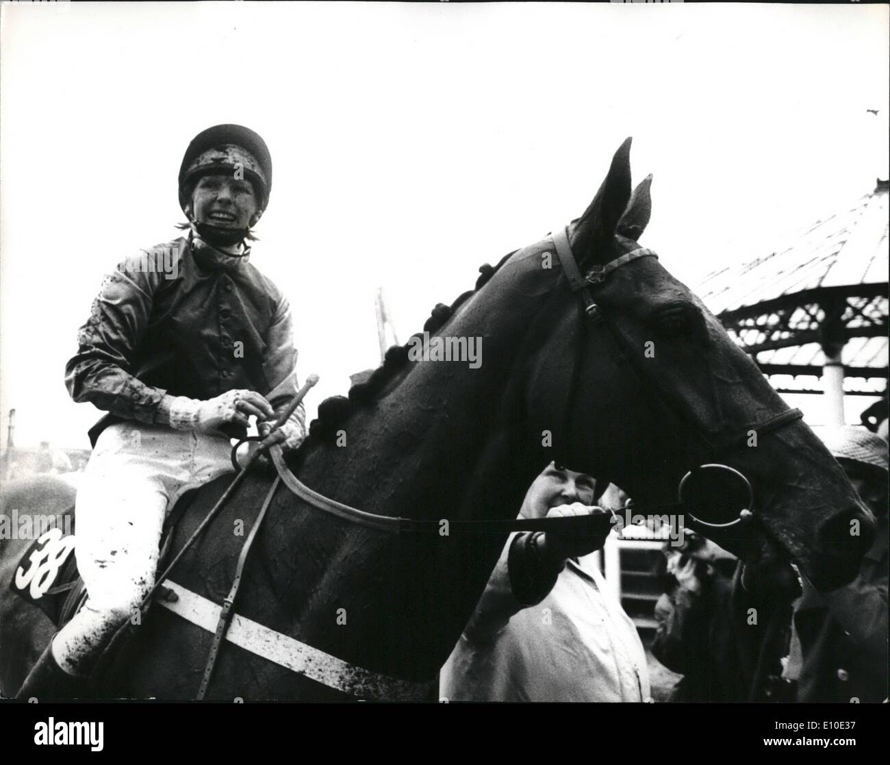 Maggio 05, 1972 - Donna piloti competere in una corsa di cavalli a Kempton Park per la prima volta in Gran Bretagna : oggi la storia è stata fatta quando Foto Stock