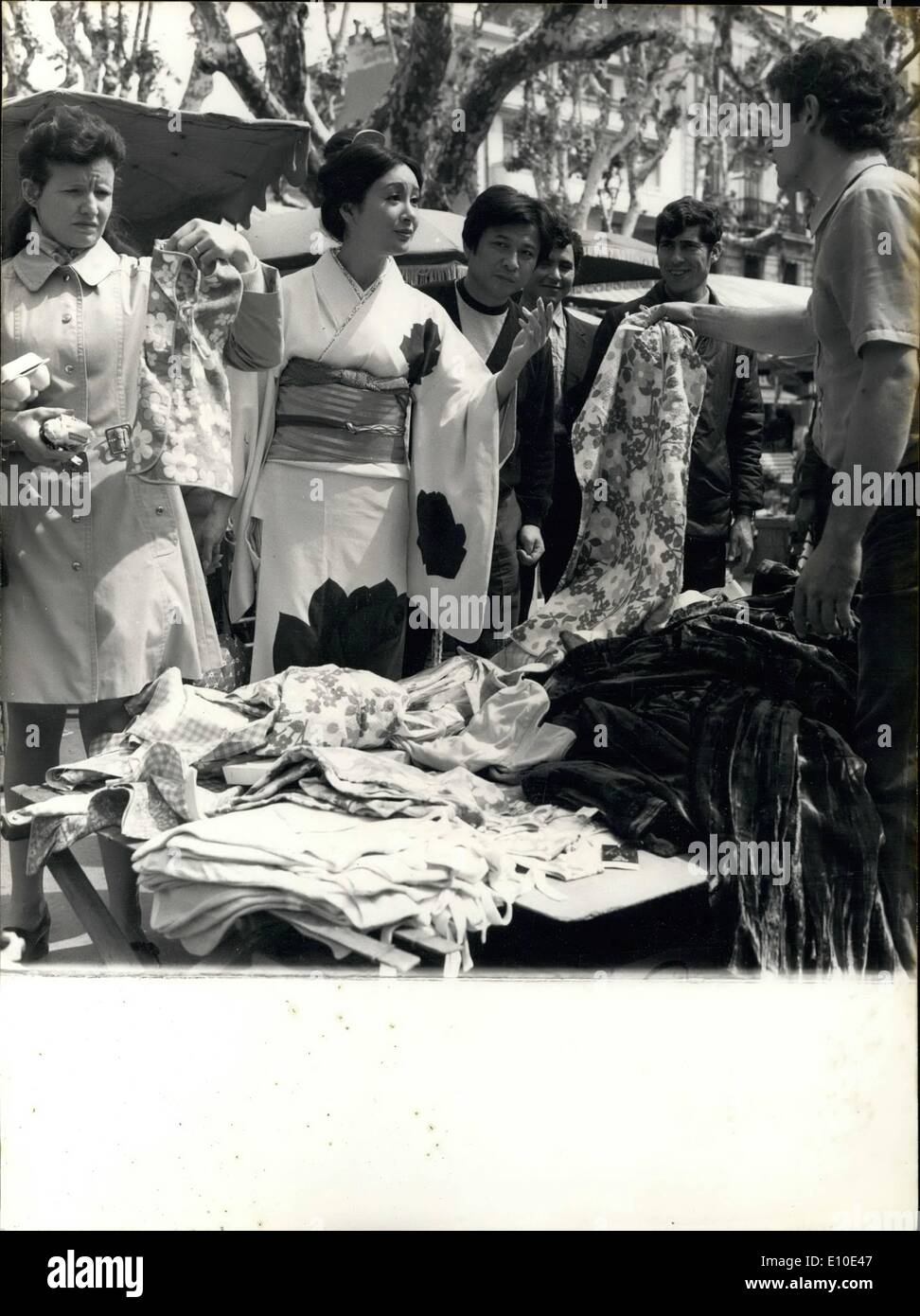 05 maggio 1972 - La star del cinema giapponese "hura, ''Yasuko Sanjo ha avuto il piacere di camminare in giro per la città. Ella è stata Foto Stock