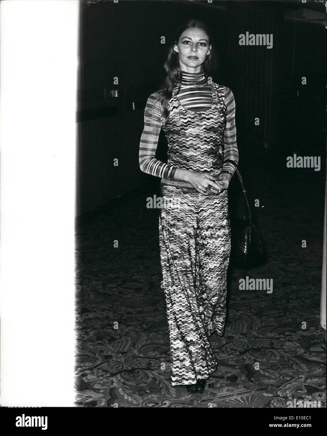 Agosto 08, 1972 - Pete Murray del popolare show radiofonico ''Open House'' al Covent Garden: canzoni popolari riuscivano fuori dall'inusuale fase della Royal Opera House Covent Garden questa mattina, quando Pete Murray giornaliero della radio show Open House, uscì da lì tra le 9 del mattino e le 11 di mattina su Radio 2. Prim Ballerina Antoinette Sibley del Royal Ballet e American operatio soprano Beverly davanzali erano tra la valutazione disc-jockey sullo spettacolo. Mostra fotografica di Antoinette Sibley arrivando presso la Royal Opera House di oggi. Foto Stock