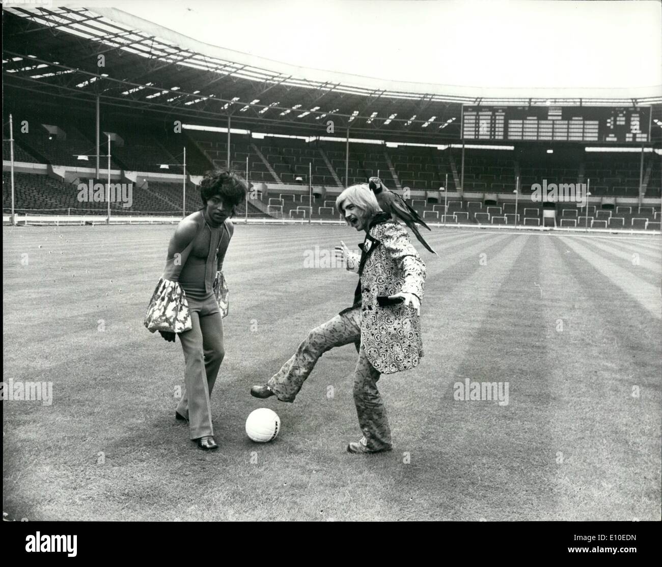Agosto 08, 1972 - i preparativi per il Rock'n' Roll Festival al Wembley Stadium: Little Richard, che dichiara che egli è il Re del Rock n' roll e una delle stelle del Rock'n' Roll Festival che si apre a Wembley Stadium su Sabato, Agosto 5th, ha tenuto una conferenza stampa presso lo stadio di oggi. Mostra fotografica di Riccardo Piccoli (sinistra) ha un po' di kick intorno con Lord Sutch, altro di stelle, sul famoso passo di Wembley. Foto Stock