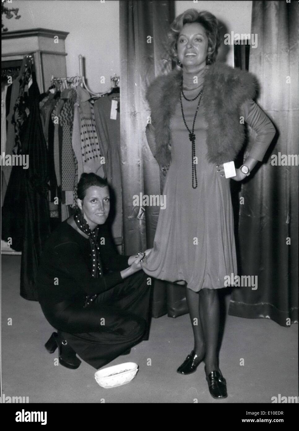 Agosto 08, 1972 - qui raffigurato è affascinante attrice Nadja Tiller. Si sta preparando per un grande teatro tour attraverso la Germania, Austria e Svizzera. Qui ella è raffigurato in un abito di organza di seta verde con decorazioni in piuma...così come qualsiasi altra piccola modifica la Foto Stock