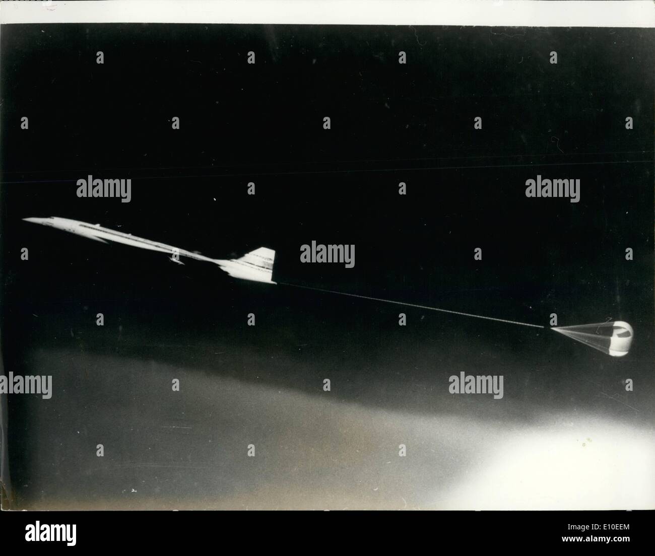 Maggio 05, 1972 - Francese costruito Concorde 001 Parachute test: il francese costruito Concorde 001 test di un paracadute di dispositivo di sicurezza che potrebbe essere usato come un cavalletto da se i controlli sventato mentre il velivolo stava volando con il suo naso in corrispondenza di un angolo esagerato. Il paracadute porta l'aeromobile torna alla normale posizione di volo. Foto Stock