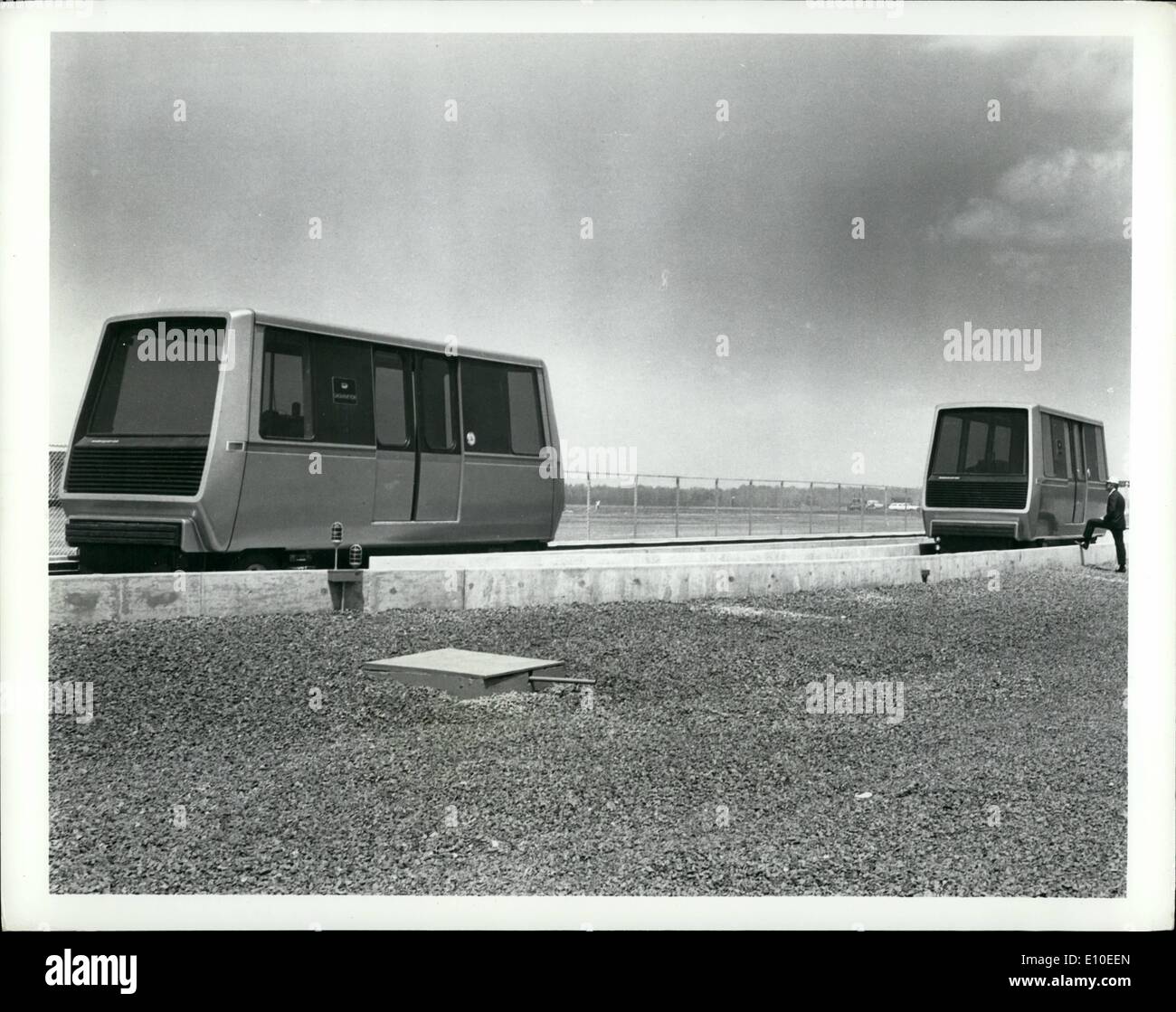 Maggio 05, 1972 - Dimostrazione del sistema di transito -- questi veicoli sono in Bendix Corporation di dimostrazione personale sistema di transito rapido essendo mostrato 27 maggio - 4 Giugno all'Aeroporto Internazionale di Dulles durante il trasporto del '72. Passeggeri convocare i veicoli e il loro diretto alla destinazione appropriata premendo i pulsanti in molto lo stesso modo degli ascensori sono azionati. Foto Stock