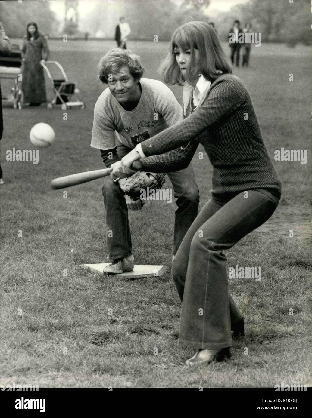 11 maggio 1972 - attrice Glenda Jackson riprende baseball americano: scene sono state riprese in Hyde Park oggi le sequenze di ripresa per il nuovo Melvin Frank film ''Un tocco di classe'', che ha iniziato la produzione di questa settimana. Una delle sequenze di film di un colpo è stato un gruppo di americani a giocare una partita di baseball in cui Glenda Jackson (rendendo il suo schermo commedia romantica al debutto) e il suo co-star George Segal ha preso parte. La foto mostra con George Segal dietro Glenda Jackson fa uno sciopero durante la partita di baseball di oggi. Foto Stock