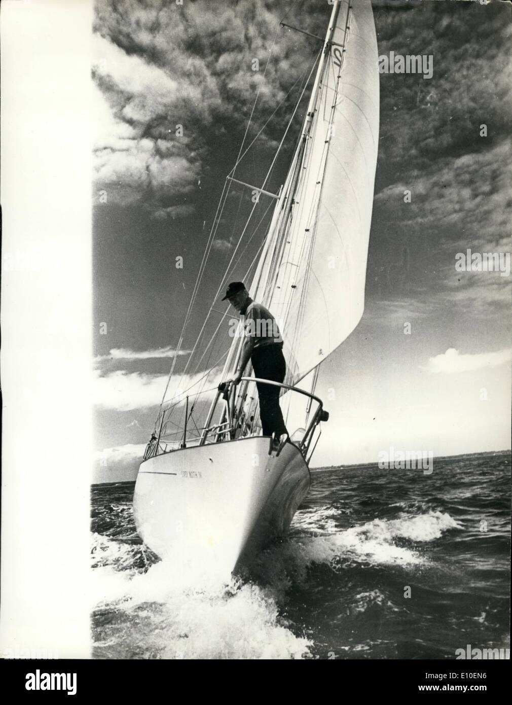 Agosto 08, 1972 - Sir Francis Chichester muore Sir Francis Chichester, uno dei più grandi del mondo di aria e di mare avventurieri, morì all'età di 70 nella Royal Naval Hospital a Plymouth. Signora Chichester e il loro figlio Giles erano a questo monitor al posto letto quando morì. Sir Francis è stata malata poiché egli è sceso mettere del Transatlantic yacht race in luglio. Mostra fotografica di:- Sir Francis Chichester raffigurata sul suo famoso yacht Gipsy Moth IV n che ha navigato in tutto il mondo a. Foto Stock