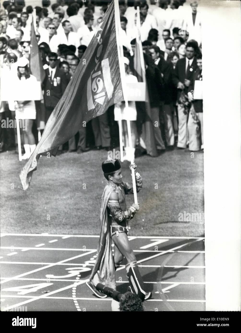 Agosto 08, 1972 - Cerimonia di Apertura della 2Oth in occasione dei Giochi  Olimpici di Monaco di Baviera sfilata di squadra allo Stadio Olimpico.:  foto mostra il portabandiera della Mongolia in costume