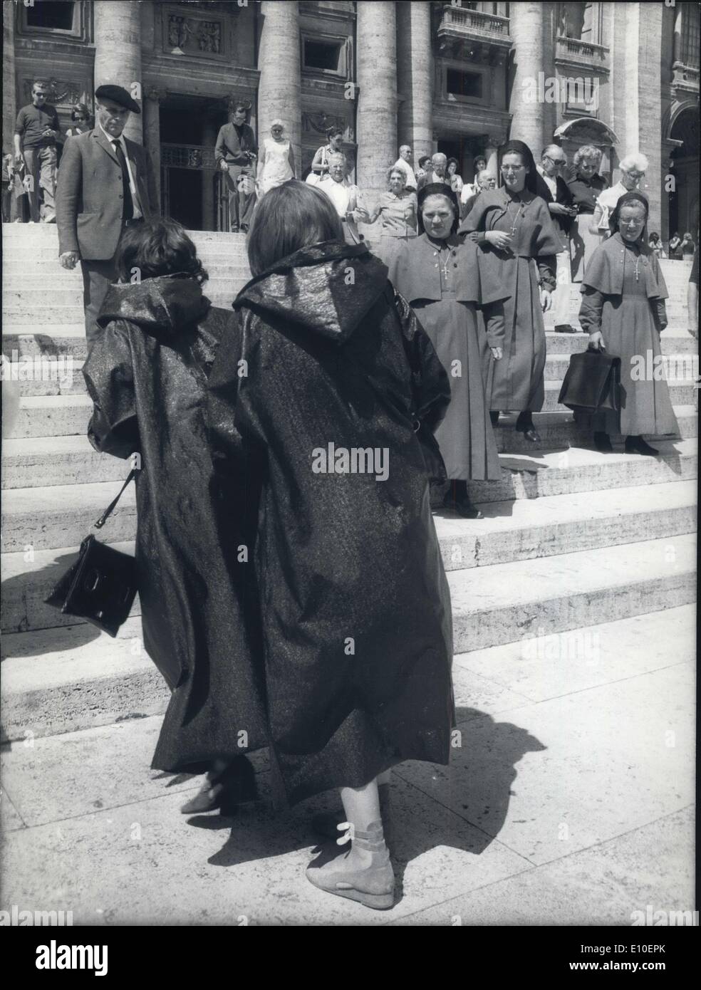 Agosto 23, 1972 - Il Vaticano ammessi immodestly vestito alle persone di accedere alla Basilica di San Pietro, ma solo se essi hanno convenuto di usura in bianco e nero impermeabili in plastica rilasciato da a tendandts. La mossa, in effetti, si è concluso un divieto imposto un anno fa su uomini e donne che indossano tute di scarso. A mezzogiorno il Vaticano fonti ha detto circa 500 persone, la maggior parte dei quali sono donne, aveva messo in tute impermeabili per visitare il più grande del mondo la Chiesa cattolica. Persona in prestito il soprabito impermeabile erano saked a donare denaro per la conservazione e la manutenzione di San Pietro. La donazione è di circa 25 centesimi Foto Stock