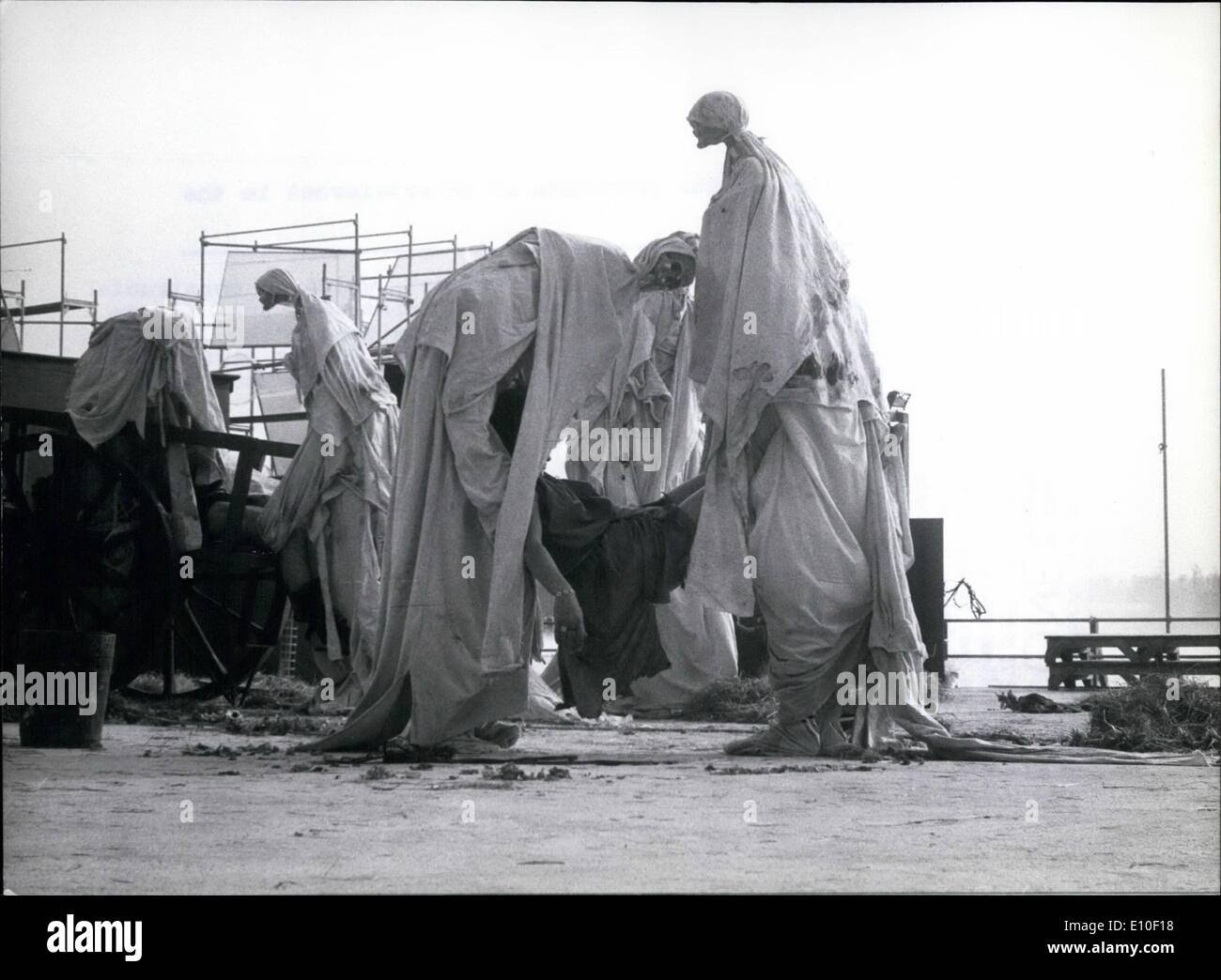 Sett. 09, 1972 - Teatro sul lungomare di intrattenimento nella zona olimpica: sul lungomare di intrattenimento, che è costruito come un contrasto con la deformazione dei concorsi, è possibile vedere in questi giorni una performance della pace ''Il rospo e il serpente". L'autore della riproduzione, Nestor Davio, racconta con applicazione di anonyme poesie cinesi la storia di uno schiavo-famiglia di Sparta. Foto Stock