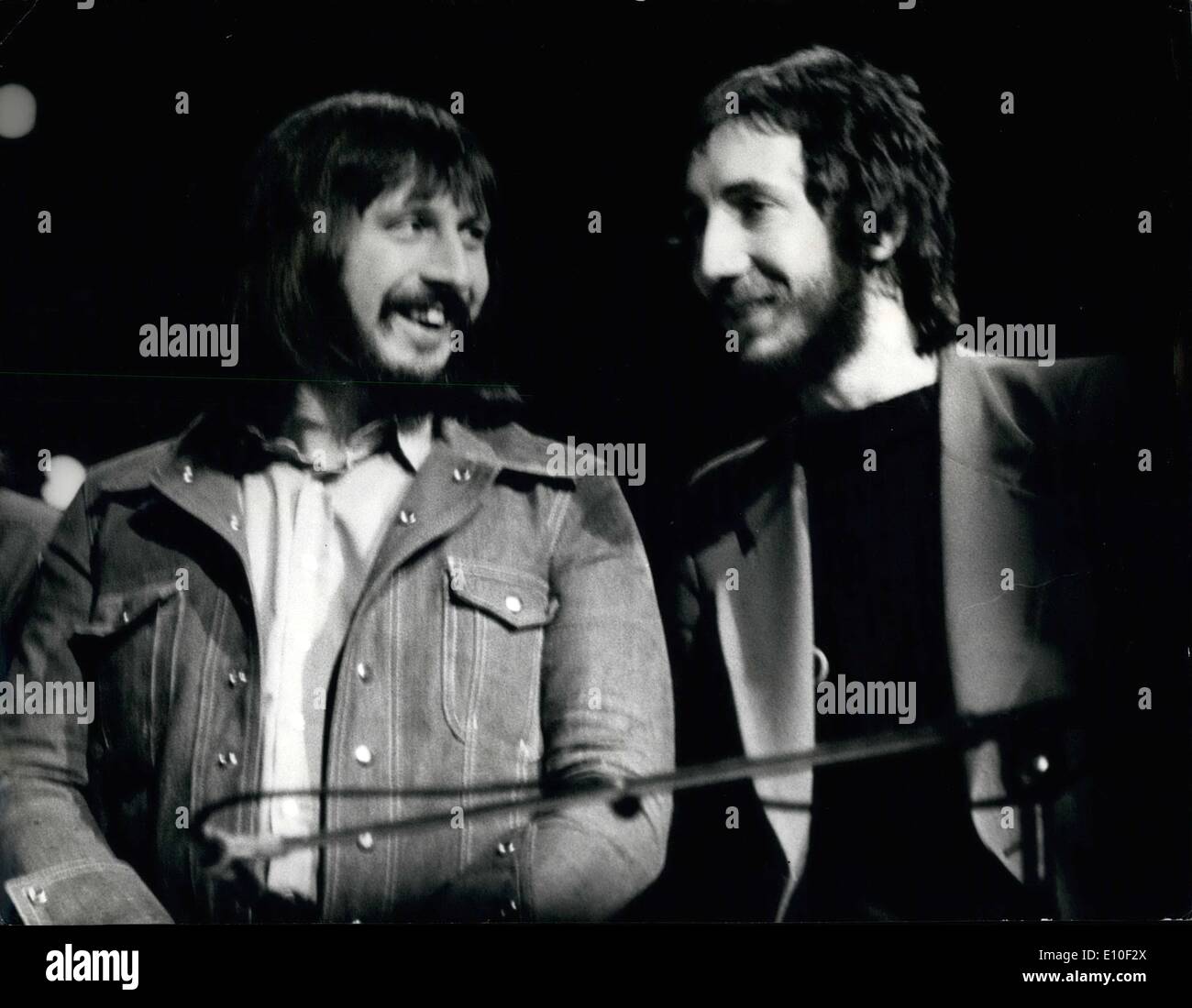 Sett. 09, 1972 - cantanti pop provate per il concerto di beneficienza del ''Tommy'' il contemporaneo rock opera di alcuni dei principali stelle in il mondo del pop sono stati al Rainbow Theatre di Londra ripassando le loro parti per il concerto di beneficienza del ''Tommy'', il contemporaneo Rock Opera, composta da Peter Townshend leader del gruppo ''l'Oms''. La foto mostra: John Entwhistle, base chitarrista di ''l'Oms'' (sinistra) e Peter Townshend, il leader del gruppo e il compositore di ''Tommy'', raffigurato a prove. Foto Stock