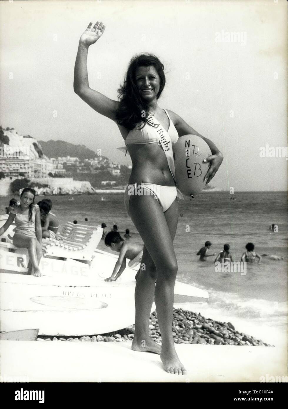 Il 29 agosto 1972 - Incontrare Miss Rugby: 20 anni di Sylvie Zucchini da Nizza è stata eletta Miss Rugby 1972. Sylvie chi è una guida turistica parla 3 lingue. La foto mostra la nuova Miss Rugby raffigurata sulla promenade des Anglais e dalla spiaggia. Foto Stock