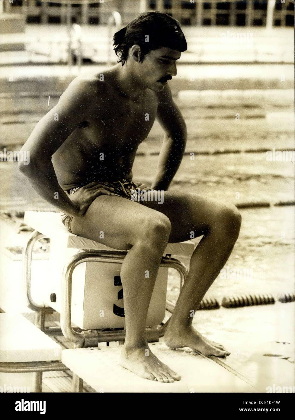 Sett. 01, 1972 - Studio di un campione: reminiscenza di Rodin della statua del pensatore - marco Spitz, il nageur americano, in un umore pensieroso dopo aver vinto il suo quinto Medaglia d'oro ai Giochi Olimpici di Monaco di Baviera. Foto Stock