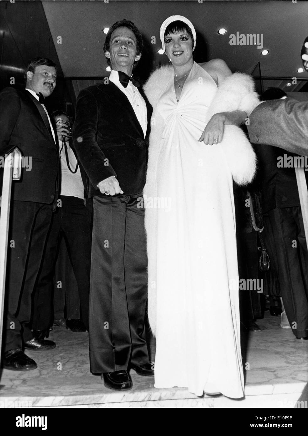 Il cantante Liza Minnelli con Joel Grey al Cabaret premiere Foto Stock