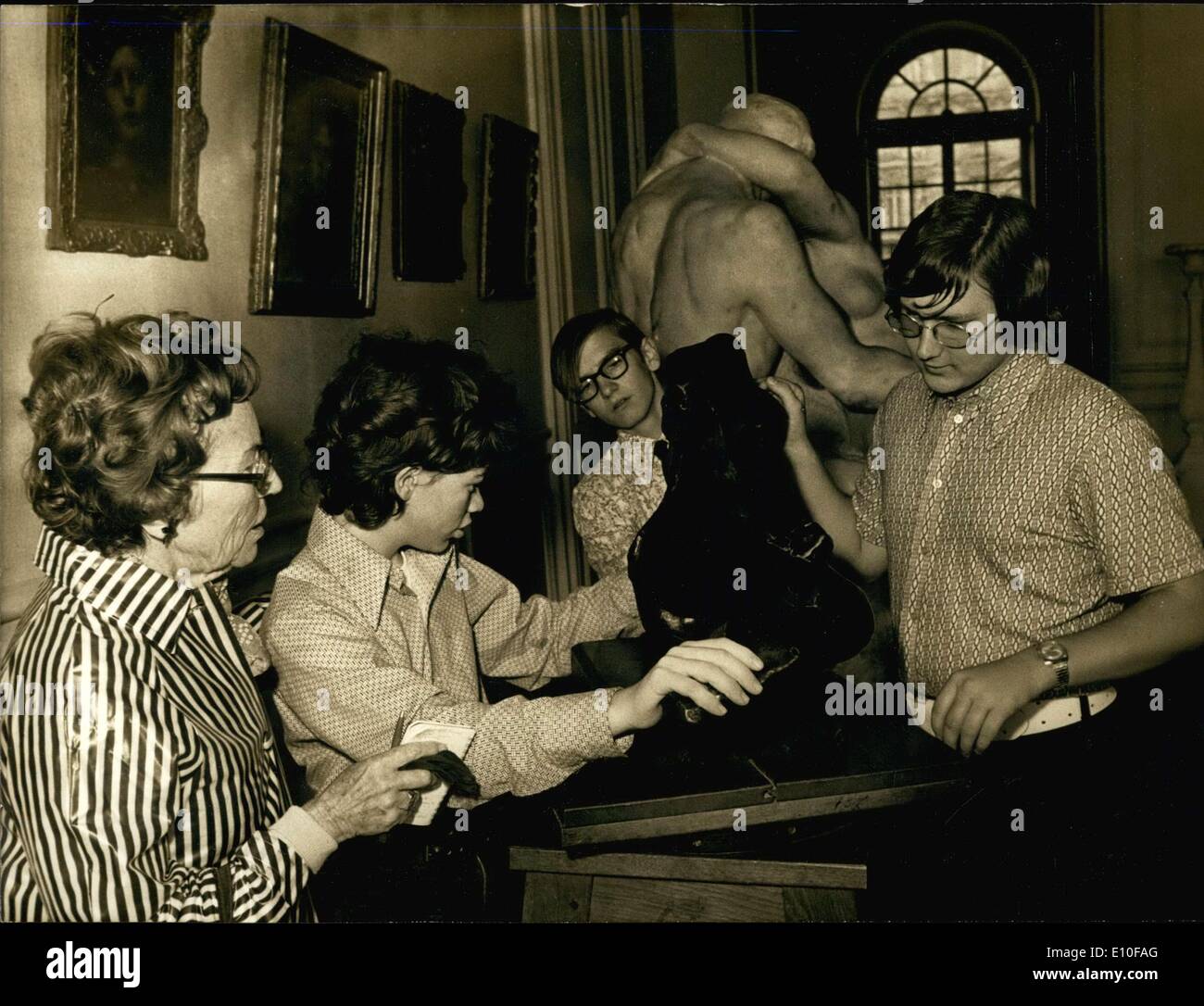 Sett. 20, 1972 - cieco gli studenti che studiano una scultura del museo Podin Foto Stock