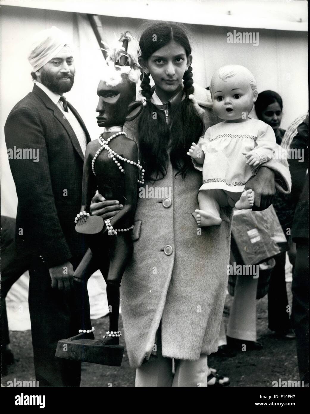 Sett. 09, 1972 - Il primo lotto di asiatici trasferito in aereo dall Uganda arrivano all'aeroporto di Stansted..: il primo asiatici trasferito in aereo dall Uganda dall ''immigrati'' volo charter sono arrivati in aeroporto Stanated. Essex, questa mattina. La foto mostra il Kuku Inderjit avuto tutte le Chane, età 12 , da Kampala, con il suo tipico inglese bambola e una bambola tribale quando è arrivata all'Aeroporto di Stansted oggi. Kuku come andare a stare a North Harrow. Foto Stock