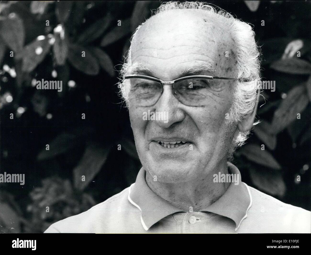 Gen 01, 1973 - Rene Pellos: nato 1900 a Lione, molto letto allievo nella scuola elementare in cui l'insegnante ha avuto spesso per espellere il ''naughty boy", iniziò hes carriera come caricaturista al fa di 19 a Parigi. La sua specialità sono state sport-caricature, egli stesso è un buon atleta. A partire dal 1945 egli richiama il famoso fumetto di ''Les Pirds Nickeles'', e ogni anni il fumetto rende fuori del Toue de France. In realtà lui vive al confine franco-svizzero in San Giuliano, nei pressi di Ginevra. Foto Stock