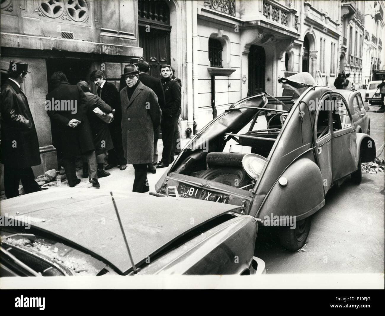 Gen 01, 1973 - una bomba è esplosa questa mattina presso la sede parigina dell'israeliano i servizi di immigrazione a 17 Rue Fortuny. La bomba che è stata lasciata all'entrata dell'edificio, inviato detriti volare e diverse vetture che erano parcheggiati nelle vicinanze sono state danneggiate dall'ex Foto Stock