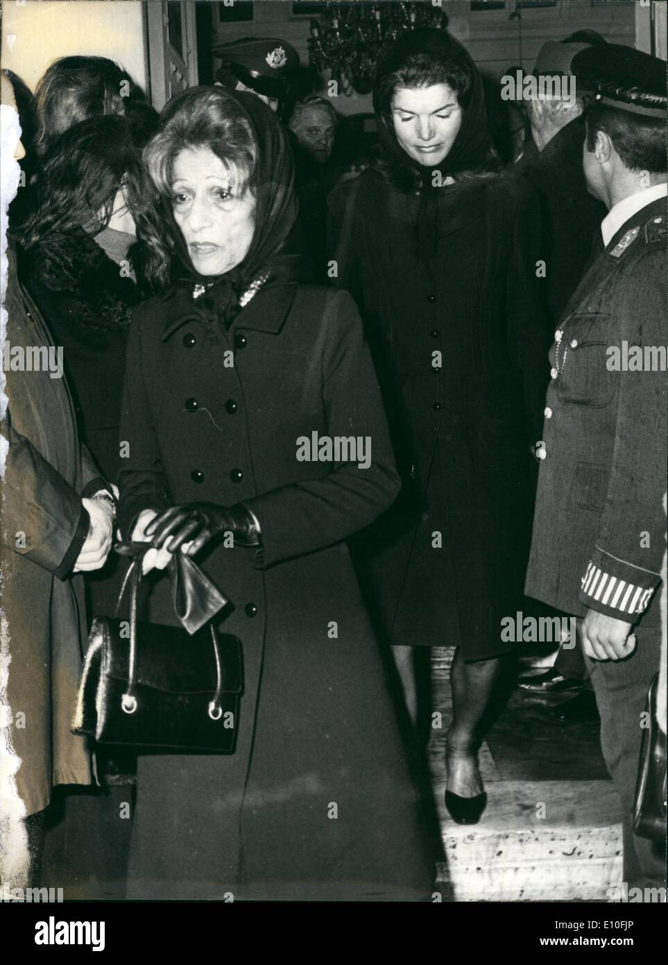 Gen 01, 1973 - Alexander Onassis tragedia ad Atene la sig.ra Garofilidis, sorella di Aristotele Onassis, seguita da Jackie Onassis. Foto Stock