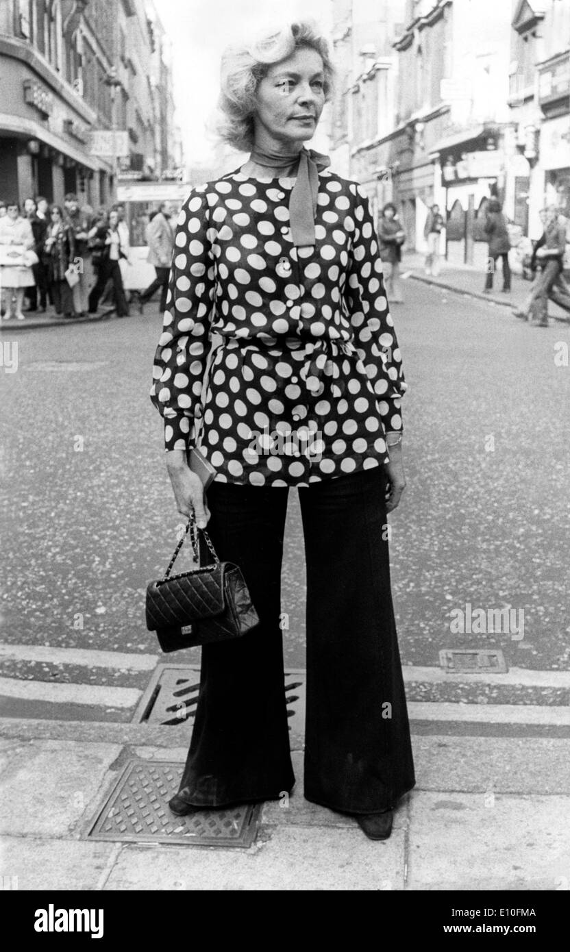 L'attrice Lauren Bacall nelle strade di Londra Foto Stock