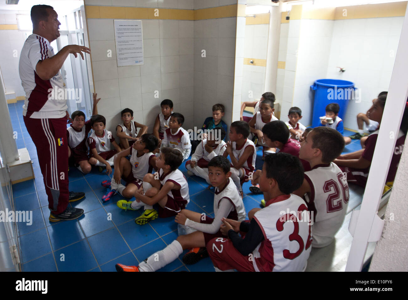 (140521) -- VALENCIA, 21 maggio 2014 (Xinhua) -- Immagine presa il 17 maggio 2014 Mostra Wiliams Tortolero (L), allenatore di una delle 11 sedi della scuola calcio "Juan Arango' Foundation a parlare con i bambini prima di un allenamento a Valencia, Carabobo stato, Venezuela. La Fondazione cerca di catturare, promuovere e incoraggiare la pratica del calcio tra i bambini più piccoli. (Xinhua/Carlos Ramirez) (da) (rt) Foto Stock