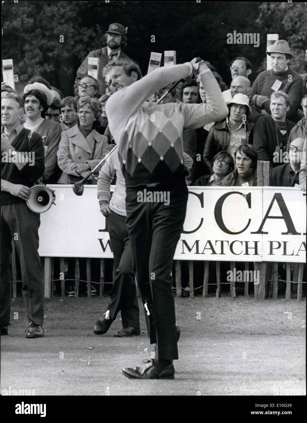 10 ottobre 1972 - Tom Weiskoff batte Lee Trevino nella Piccadilly World Match Play Championship 25.000 a Wentworth con una vittoria per quattro e tre contro Lee Travino. Weiskoff vince un premio di 8.000. La foto mostra Tom Weiskoff che scappa durante la partita di ieri contro Lee Travino a Wentworth. Foto Stock