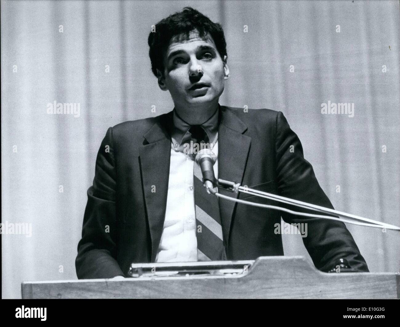 Ottobre 10, 1972 - Ralph Nader, il rinomato American consigliere di consumo , famosa per il suo libro 'insicura a qualsiasi velocità' e altre crociate contro l'automobile-industri, è per il momento in Copenhagen. egli prende parte ad un convegno su "responsabilità industriale nella società moderna". Il convegno è organizzato dal giornale Danese Brsen' (Exchange). Qui egli è visto sulla piattaforma, durante un incontro con il danese business tifoni e specialista in popolazione e problemi dell'ambiente. Foto Stock