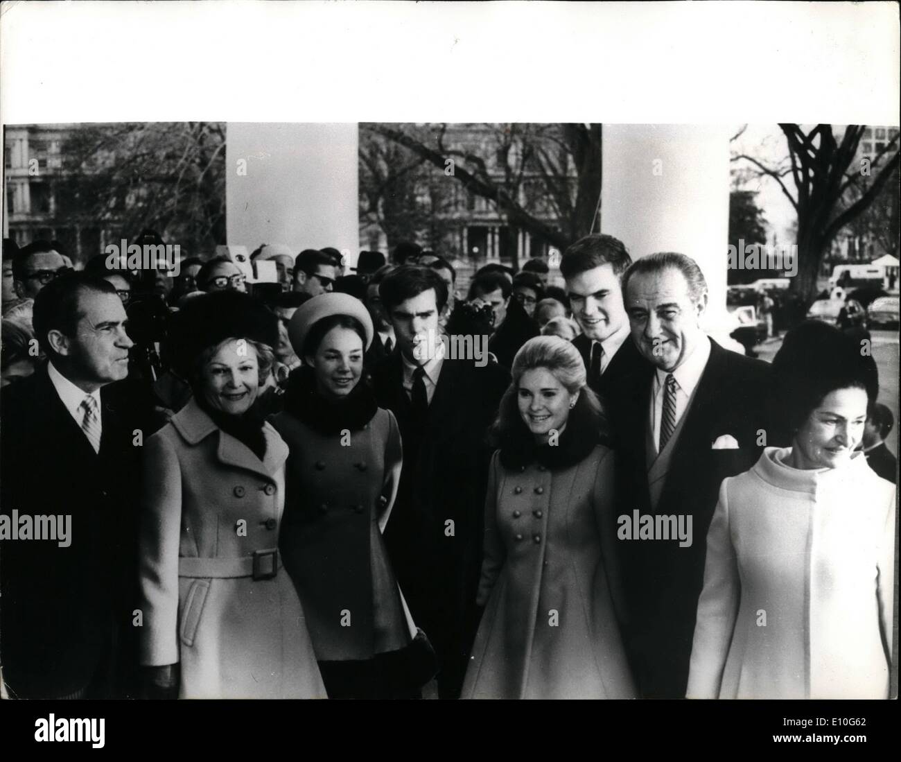 Gen 01, 1973 - Morte di Lyndon B. Johnson Lyndon B. Johnson, l'ex presidente americano, morto ieri da un attacco di cuore. Egli si era affrettato all ospedale di San Antonio, Texas in aereo e elicottero, ma era morto all'arrivo. Egli è stato 64. La foto mostra: questa foto è stata scattata al giuramento come Presidente di Richard Nixon nel 1969. La riunione di famiglia alla Casa Bianca prima della cerimonia mostra (L a R): il sig. e la Sig.ra Nixon; il sig. e la Sig.ra David Eisenhower, la figlia e il genero della signora Nixon; Tricia Nixon e il sig. e la Sig.ra Johnson. Foto Stock