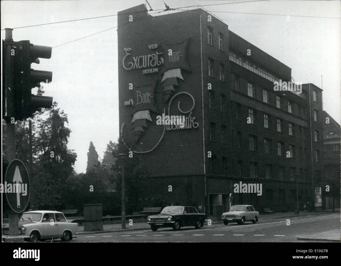 01 gennaio 1973 - la rappresentanza permanente della Germania occidentale a Berlino Est: Questo edificio alto 5 piani è stato scelto per diventare la sede dei rappresentanti della Germania Ovest a Berlino Est. Attualmente l'edificio è ancora vuoto, è in fase di ristrutturazione e dovrebbe essere pronto entro la metà di novembre, quando il signor Gaus, capo dei tedeschi occidentali, e il suo personale si trasferiranno. La posizione dell'edificio è a Berlino Est, la sche Strae/ Friedrichstrae/ Chaussaestradi Hannover Nella foto è mostrato Gaunter Gaus, rappresentante della Germania occidentale. Foto Stock