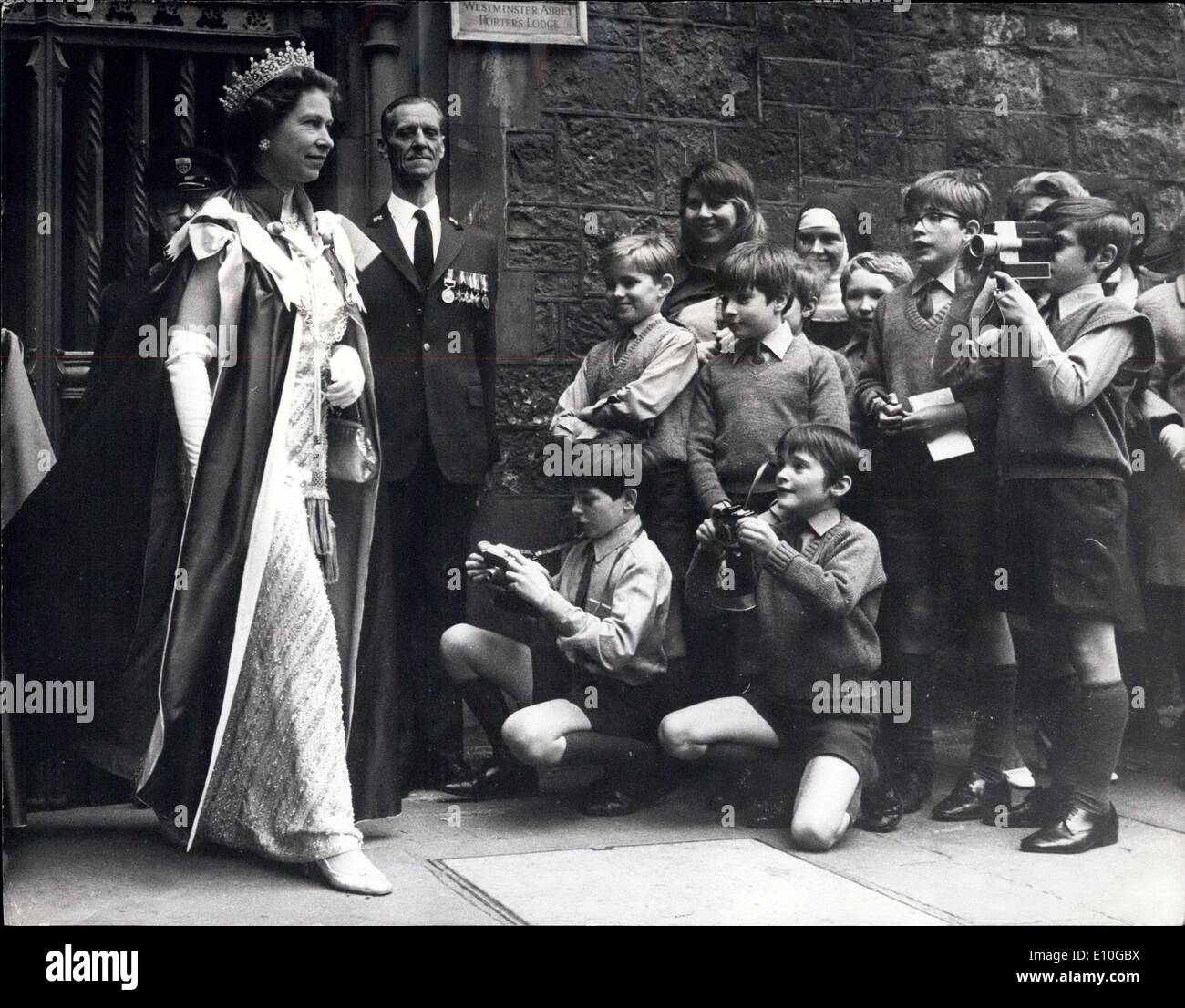 Ottobre 27, 1972 - Shoolboys' 'Scoop': H.M. La regina indossa un cortese sorriso quando un gruppo di giovani ragazzi di età compresa tra otto e dieci anni - appartenenti al coro della scuola di Westminster Abbey, erano a portata di mano per fotografarla come ha lasciato l'Abbazia ieri, dopo il servizio di installazione dell'ordine del bagno, in cui West Presidente tedesco, Gustav Heinemann, è stato installato come un membro dell'ordine. Foto Stock