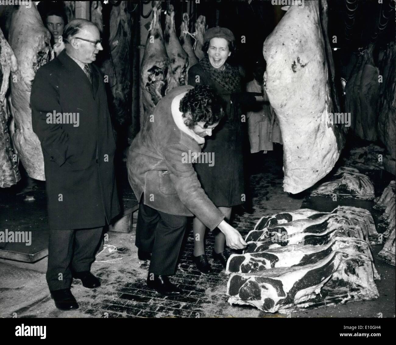 Gen 01, 1973 - Team sondare i prezzi delle carni bovine visite Smithfield: i tre team di membro nominato dal Primo ministro per indagare il vertiginoso aumento del prezzo delle carni bovine, pagato un inizio di mattina visita alla carne di Smithfield Market. La foto mostra (L a R): i tre membri del team durante il loro tour di Smithfield oggi. Il sig. Sydney Robinson; il sig. James Gulliver e Dame Elizabeth Ackroyd al numero. Foto Stock