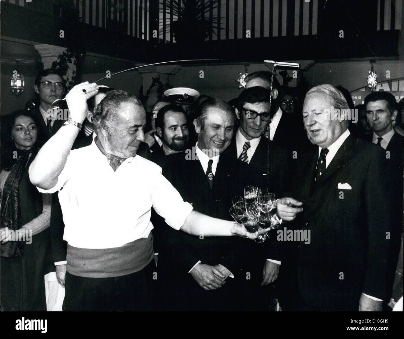 Gen 01, 1973 - Il sig. Heath visita il Boat Show. Il primo ministro sig. Heath ieri ha visitato il London International Boat Show a Earls Court. La foto mostra il sig. Heath orologi come Julio Delgado un Venenciadior (sherry spagnolo versatore), versa sherry in molti bicchieri guardato dal sig. Heath sulla destra. Durante la sua visita al spagnolo Tourist Board stand presso il boat show. Foto Stock